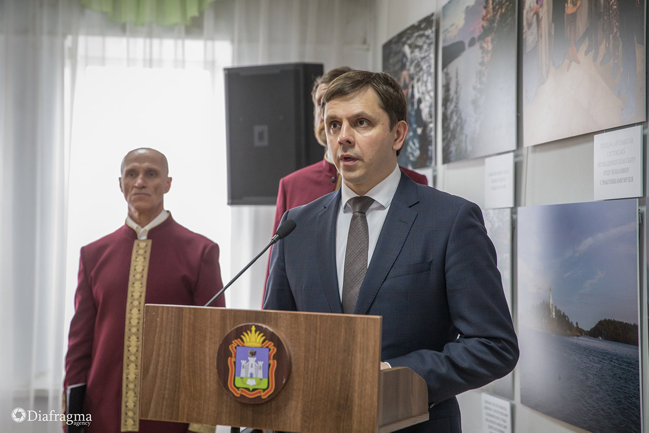 Губернатор и Председатель Правительства Орловской области А.Е. Клычков приветствует гостей фотовыставки "Дивный Остров Валаам"