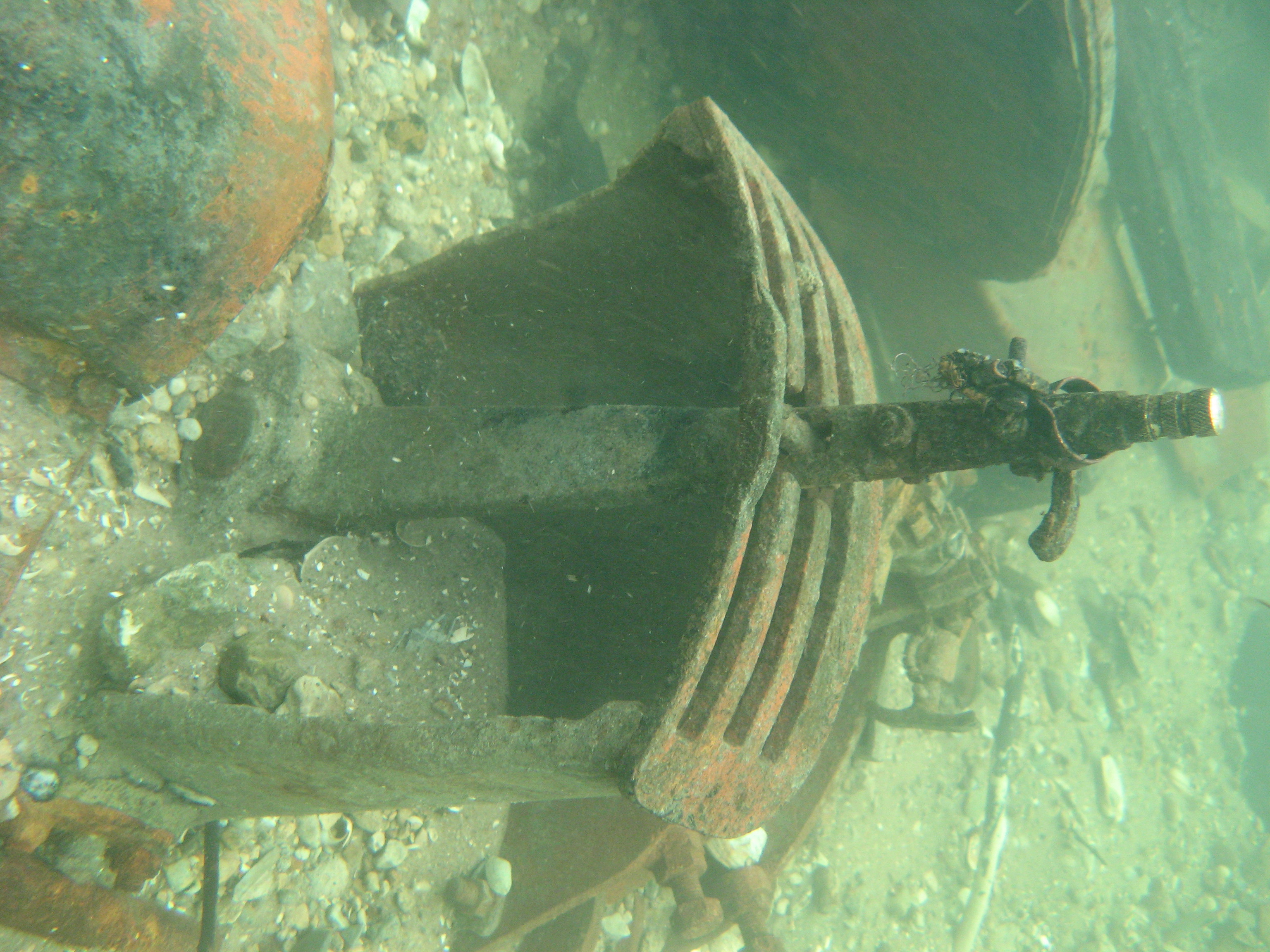 Фрагмент танка Валентайн найденного на дне реки Зуша участниками Орловского клуба подводного плавания ДИВО. 