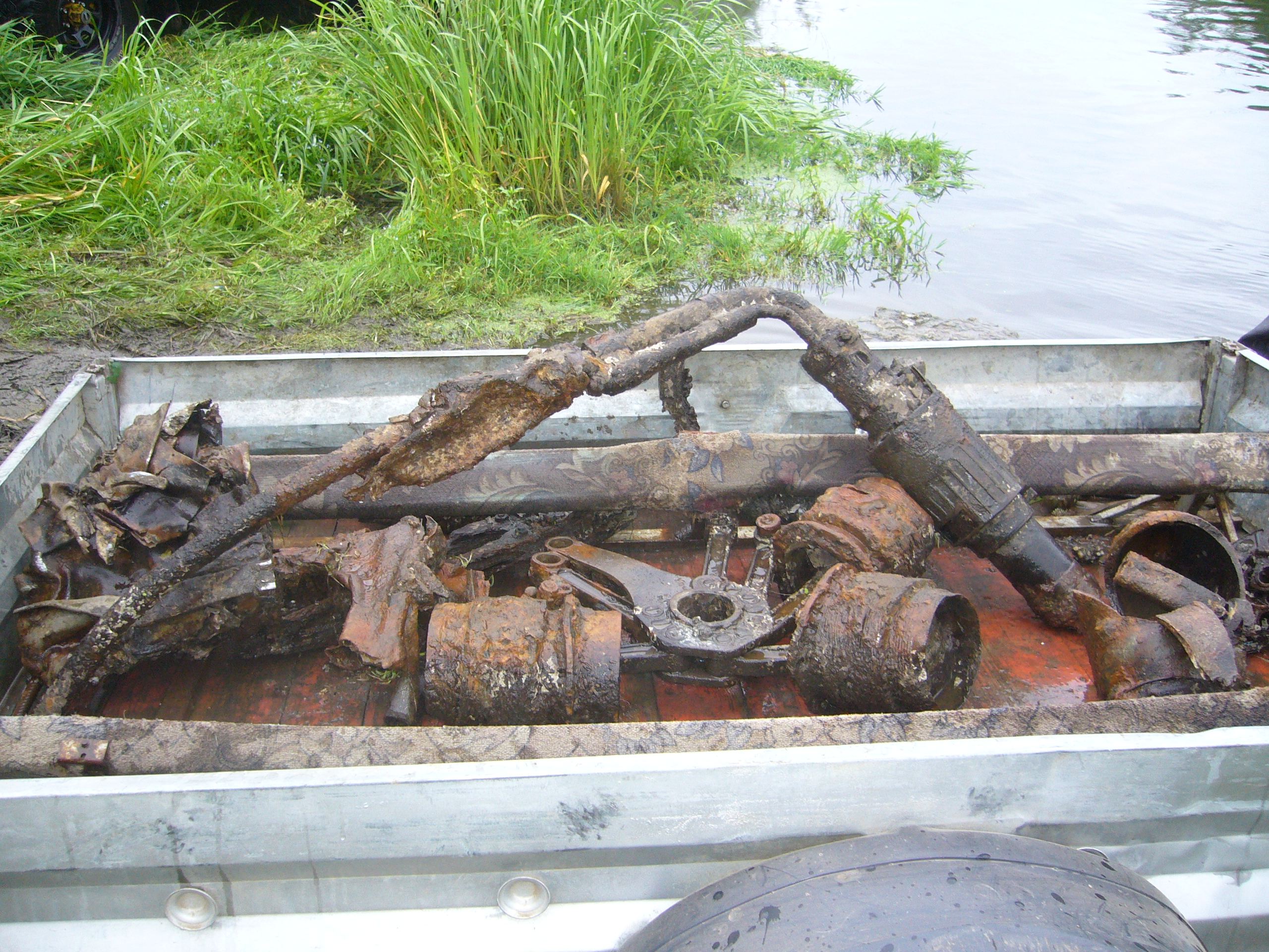 Фрагменты самолета ЛА-5 найденные на дне реки Зуша.